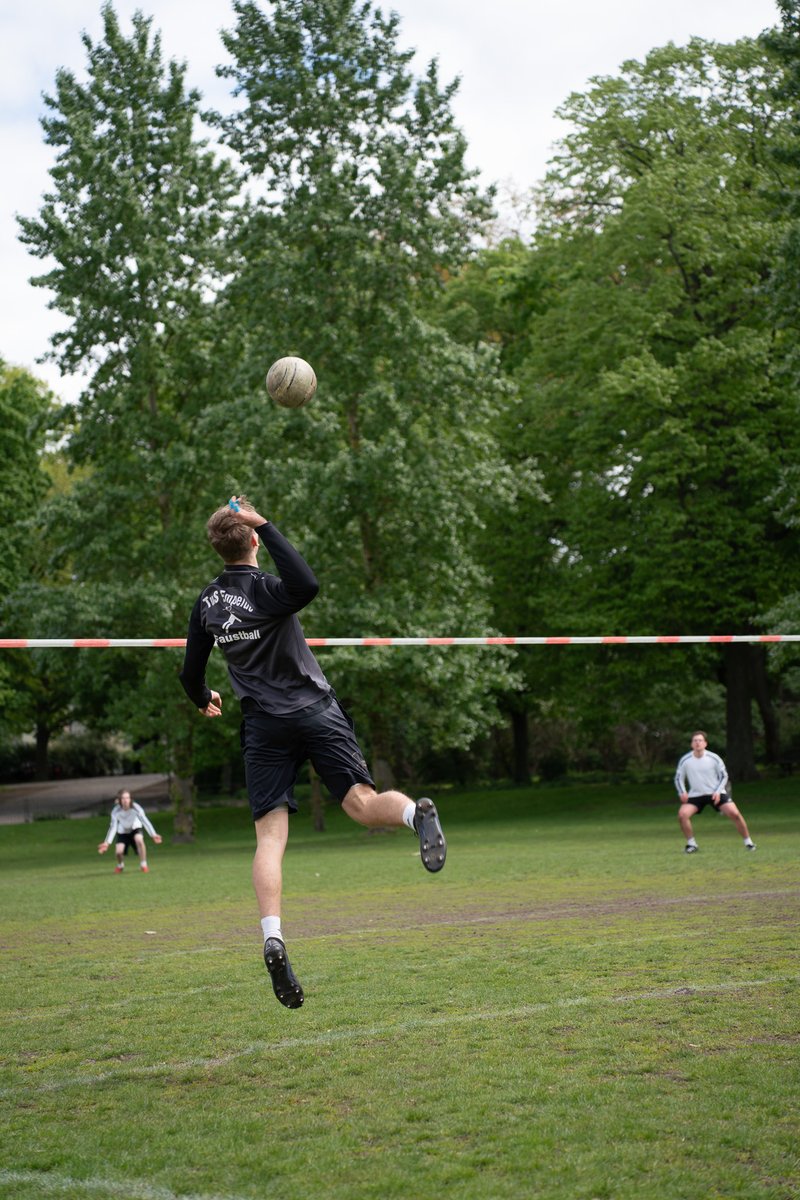 lscholz_'s tweet photo. 2. Bundesliga #Faustball im schönen #Wedding @weddingweiser https://t.co/yclZsJ6PGA