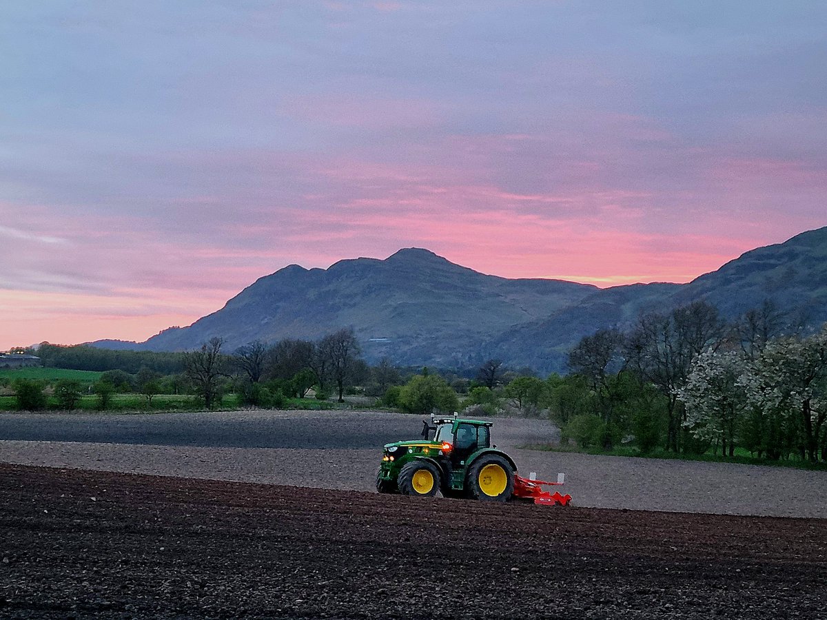 Ploughing into the sunset - Happy Sunday, friends 
#ScotlandisNow #StormHour #photography #photooftheday #landscape #OutAndAboutScotland #landscapephotography 
@VisitScotland @ScotsMagazine #friends #ThePhotoHour #stvsnaps #beautiful