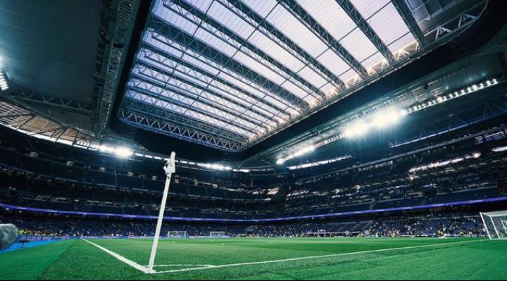 Barcar God help Ur people if not them die finish 😁

The roof will be CLOSED tonight at the Santiago Bernabéu for El Clasico.