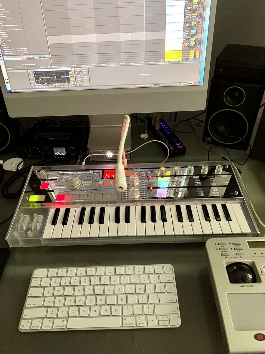 borisrio's tweet image. I’m in love with this guy 🎹  #microKorg #vocoder 🎵