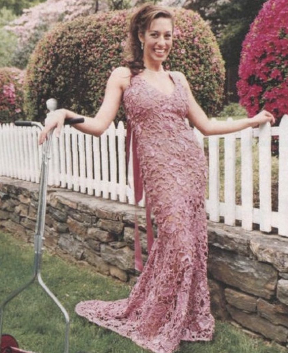 Le saviez-vous ? Melissa Saunders, une jeune lycéenne, a tellement aimé la robe que Gabrielle Solis (Eva Longoria) portait dans le premier épisode de Desperate Housewives (la robe rose avec laquelle elle tond la pelouse), qu’elle a écrit à la costumière de la série pour lui