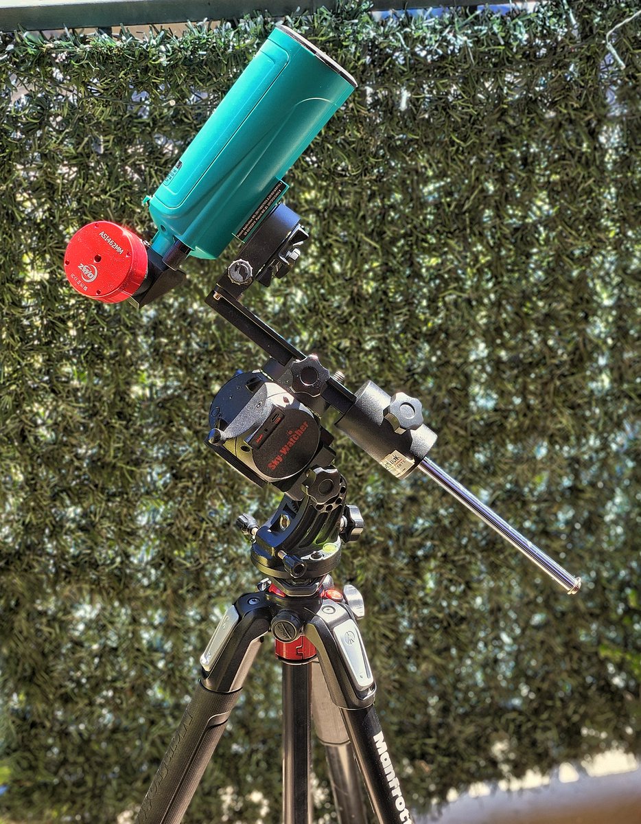 Une photo de la Lune hier soir depuis le centre ville d'Aix-en-Provence avec un mini télescope éducatif à 90 € et une caméra presque 6 fois moins chère qu'un certain Smartphone 15 Pro😵 
Faire de l'astrophoto correcte avec un petit budget c'est possible 🤑 #inflation