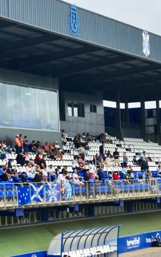 En la Ciudad Deportiva Javier Pérez animando al #CDTenerifeB.

Nueva victoria del filial @CdtCantera.
Seguimos líderes 💪🏻. ¡Sí se puede!

#SomosLaIncondicionalMinoría