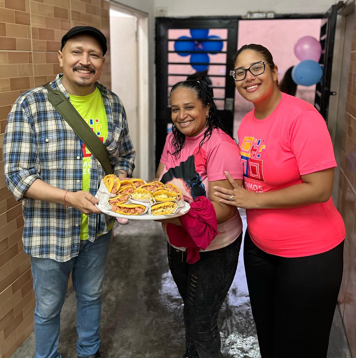 Compartimos en la Parroquia El Recreo, Urbanismo Atahualpa, pintando con los niños y niñas🧑‍🎨🖍️ bailoterapia bajo la lluvia💦💃 y un gran arepazo 😋 Somos un pueblo aguerrido y no podrán bloquear nuestra alegría 😁 @NicolasMaduro @delcyrodriguezv @35vanesamontero @MSomosVen