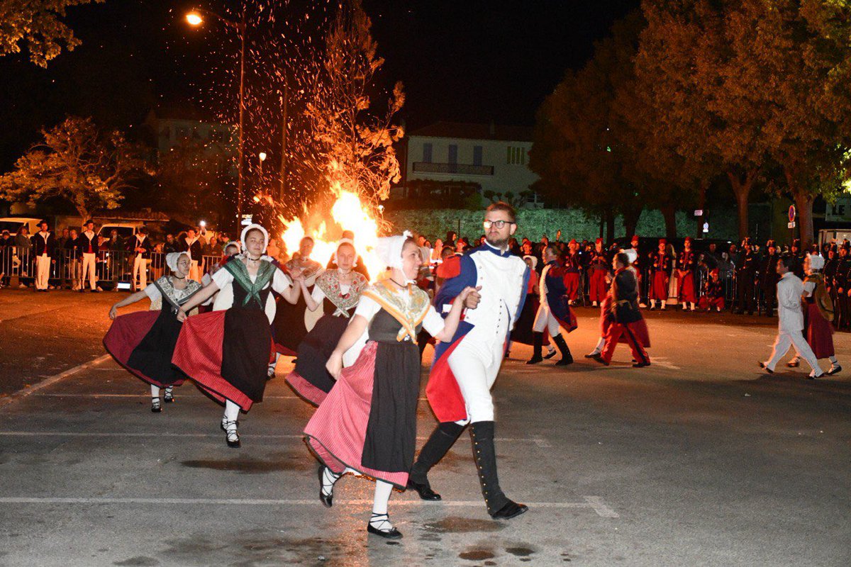 JLechanteux's tweet photo. 🔥️️ Feu de joie, bénédiction et danses provençales pour terminer ! Nous perpétuons cette tradition séculaire en hommage à Saint-François de Paule, sauveur de #Fréjus ! Vive la #Bravade, vive les bravadeurs ! https://t.co/rkAflzY2Fa
