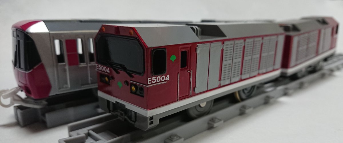 KRT6019's tweet photo. @485_183_650i インレタはNゲージでも使えるように、小さめサイズを含めた数種類を収録。 E5000に使用したのは収録したもの大きめなもの。
前面は一番右の一番大きいもの、側面は一番左の2番目に大きいものを使用しました。
#E5000
#プラレール https://t.co/H1vZiJTxLX