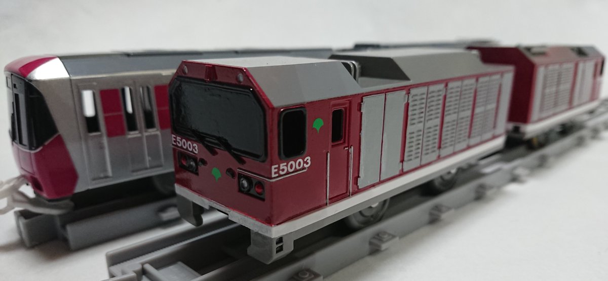 KRT6019's tweet photo. @485_183_650i インレタはNゲージでも使えるように、小さめサイズを含めた数種類を収録。 E5000に使用したのは収録したもの大きめなもの。
前面は一番右の一番大きいもの、側面は一番左の2番目に大きいものを使用しました。
#E5000
#プラレール https://t.co/H1vZiJTxLX