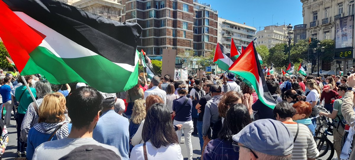 Hoy nos hemos manifestado en #Valencia gritando: #AturemelGenocidi a #Palestine No son muertes, son asesinatos #StopGenocide; Fin de la ocupación; Desde el río hasta el mar, Palestina vencerá #PalestinaLibre #FreePalestine Boicot, desinversión y sanciones #BDS #StopArmimgIsrael