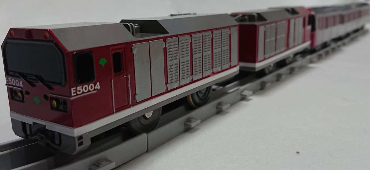 KRT6019's tweet photo. @485_183_650i インレタはNゲージでも使えるように、小さめサイズを含めた数種類を収録。 E5000に使用したのは収録したもの大きめなもの。
前面は一番右の一番大きいもの、側面は一番左の2番目に大きいものを使用しました。
#E5000
#プラレール https://t.co/H1vZiJTxLX