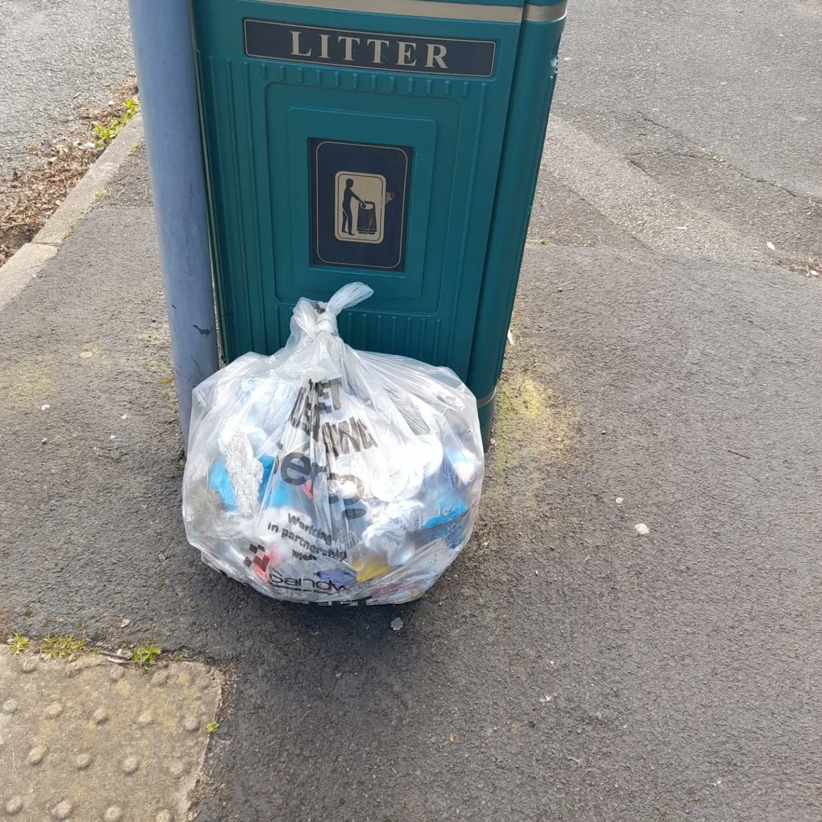 Shoutout to Dan the man for his dedication to keeping #Wednesbury clean!Starting his Adopt a Street litter pick early, Dan didn't finish until 12:20 - that's over an hour of hard work! #adoptastreet #autismawareness #volunteersareawesome 
#DanTheMan @SercoESUK @sandwellcouncil