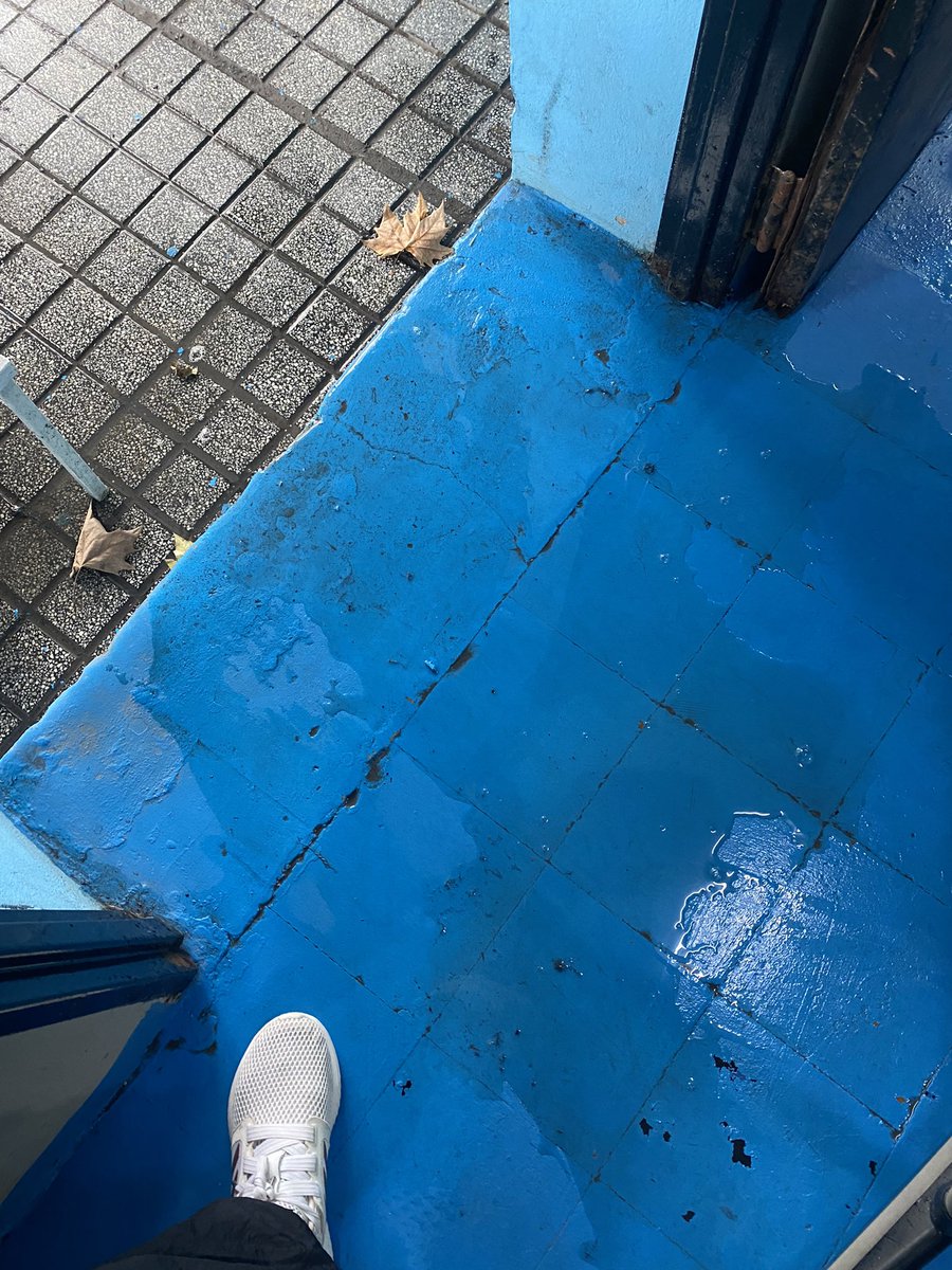 kndcele's tweet photo. Mientras festejamos un empate c Colón, el vestuario es 1 vergüenza, y no hablo del vestuario d los jugadores q ese ya no tiene ni adjetivos calificativos, hablo del basquet q está en pésimas condiciones como todos los restantes. Obvio q ya la gente d basquet se ocupó @TemperleyOK https://t.co/zMzLV6YpJO