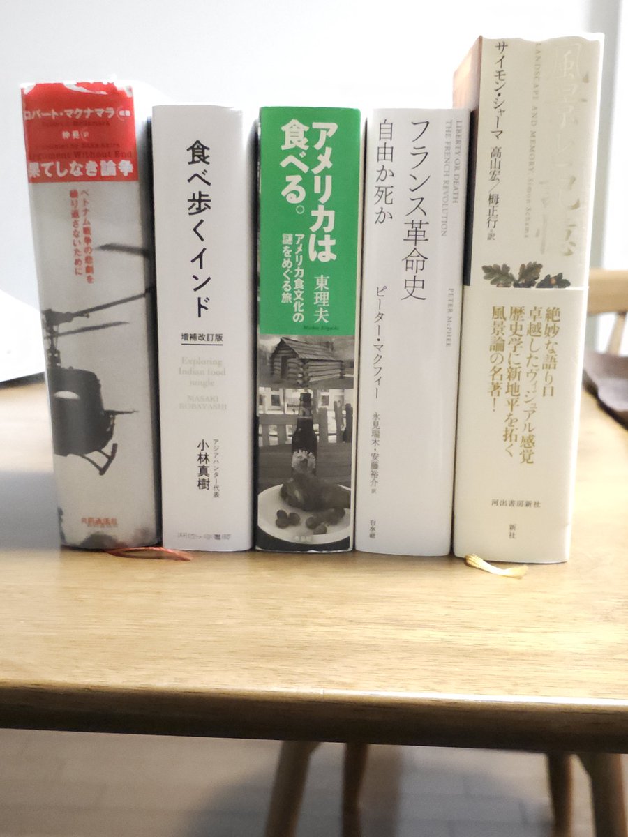 oceanfirst41's tweet photo. 我が家の分厚い本５選に新たに加わった食べ歩くインド増補改訂版。いずれも鈍器になり得る分厚さ。
食べ歩くインドは分厚さの割に写真が多く飽きさせない内容で最後まで楽しく読める。高いけどその価値ある内容だった。インド行ってみたい。 https://t.co/KljWRwI79g