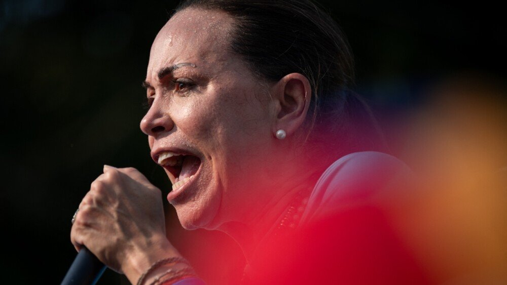 Vensibrice1712's tweet photo. A esta mujer se le murió su padre en plena campaña electoral, le metieron preso a sus amigos más cercanos, le amenazaron de muerte, le inventaron un plan de  magnicidio y crímenes que jamás cometió. Y ella siguió recorriendo Venezuela con su mensaje de esperanza. 

Gracias. https://t.co/Zm6lNs7Ler