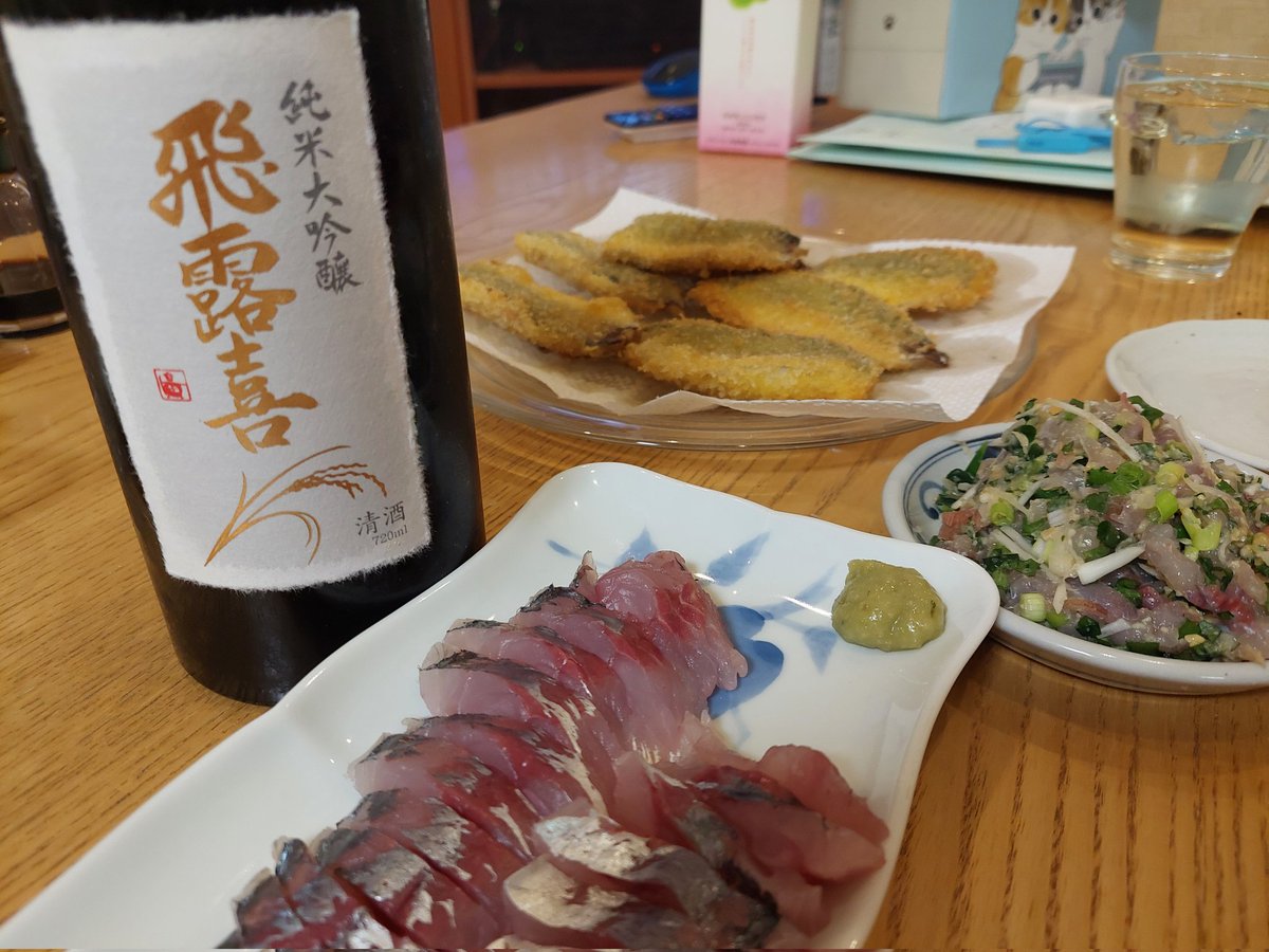 sakesakesaa's tweet photo. 息子がアジを爆釣してきたのでさばいて中骨抜いて飛露喜を開けます。食べきれないのは干物に。 https://t.co/nbg4oa58xd