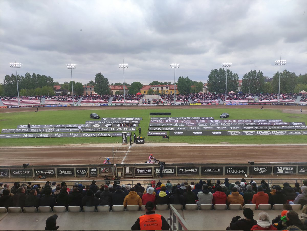 Lukakol98's tweet photo. Pierwsze ligowe zwycięstwo oraz  punkty dla Gracjana Szostaka. Zawodnik zwycięża w biegu juniorskim. Na drugiej pozycji jego brat- Sebastian.
@tzostrovia 
@EkstraligaPL 
#2METALKASEKSTRALIGA https://t.co/iP24VMXA6c
