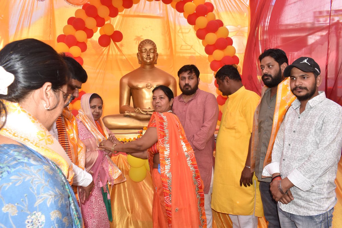 आज दिनांक 21 अप्रैल 2024 को श्री भगवान महावीर जन्म जयंती महोत्सव के शुभ अवसर पर छाया चौराहा पर श्री महावीर प्रभु की रथ यात्रा कार्यक्रम में शामिल हुई। भगवान महावीर के विचार हम सबको सदैव प्रेरित करते रहेंगे।
#MahavirJayanti2024 #महावीर