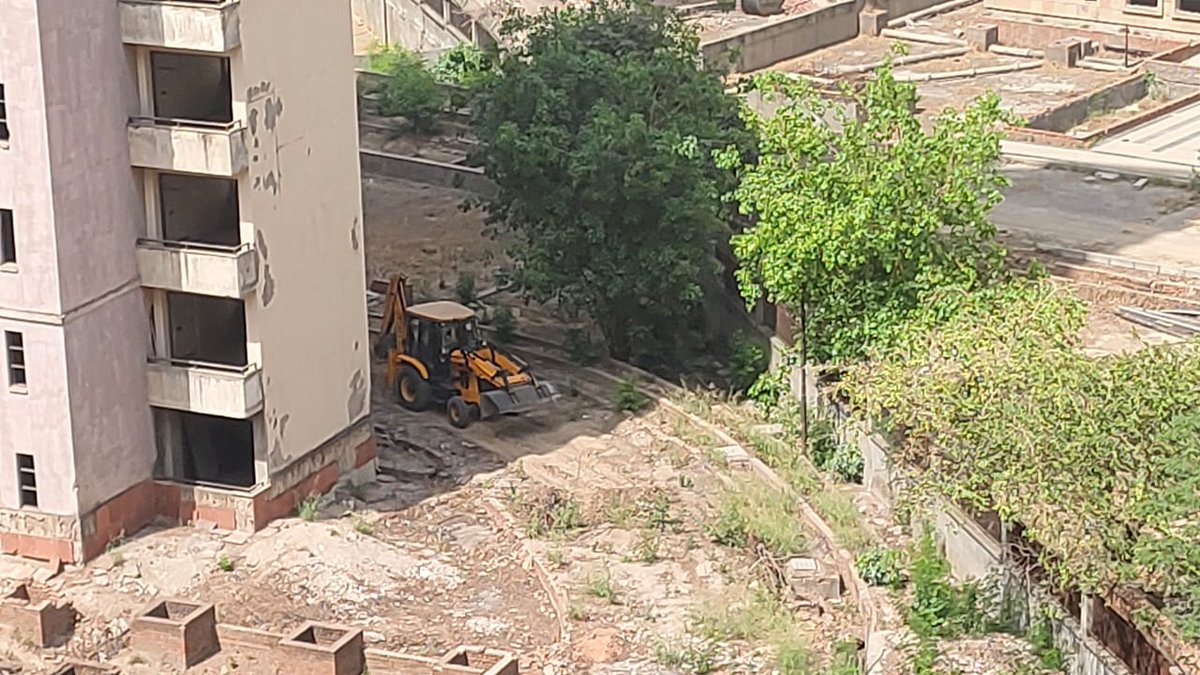 CascadesUn49413's tweet photo. @chandraksh @SupremeCourtIND @unitechltd @ndtvindia @AmarUjalaNews @OfficialGNIDA @dmgbnagar @myogioffice Day before yesterday a JCB was spotted at our site for photography as a progress report to submitted @SupremeCourtIND. Verdict delivered to complete but hindrance now by @unitechltd. https://t.co/XucfI7ZecK