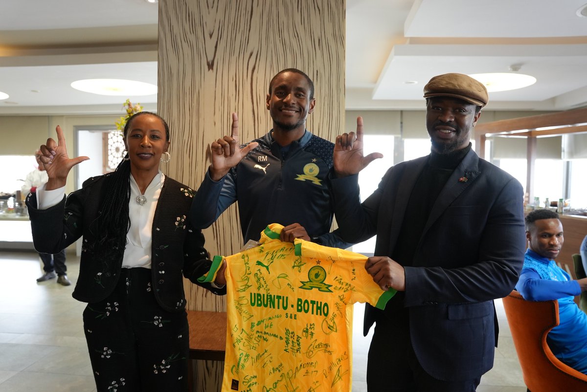 Masandawana were welcomed to Tunisia by Zanele Mhlongo - First Secretary & Lebogang Ntsoti - Second Secretary Political to the Embassy of the Republic of South Africa to Tunisia 🇿🇦🇹🇳 We thank the embassy for the warm welcome! 🙏 🌍 #Sundowns #TotalEnergiesCAFCL