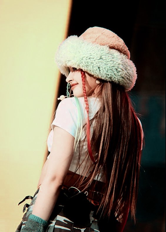 seoigui's tweet photo. @ladansce ㅤ

꒰ა #RAJAH ໒꒱ As the camera pans to her view, she smiles widely, waving her hand shyly as her eyes twinkle. She chuckles, hearing her members cheer along which makes her more flustered. 

ㅤㅤ https://t.co/1yQ1gR5Nho