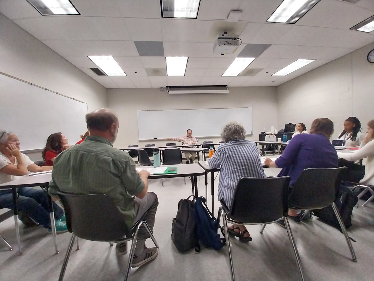 eljapoetry's tweet photo. Learned so much at the NCWN Spring Conference presented by @WritingestState. Took notes and started a new poem I'll post at some point, got to chop it up with some awesome writers for a quick sec, and hosted one of the Faculty Reading events.
#NCWN https://t.co/uwKWDFVI8g