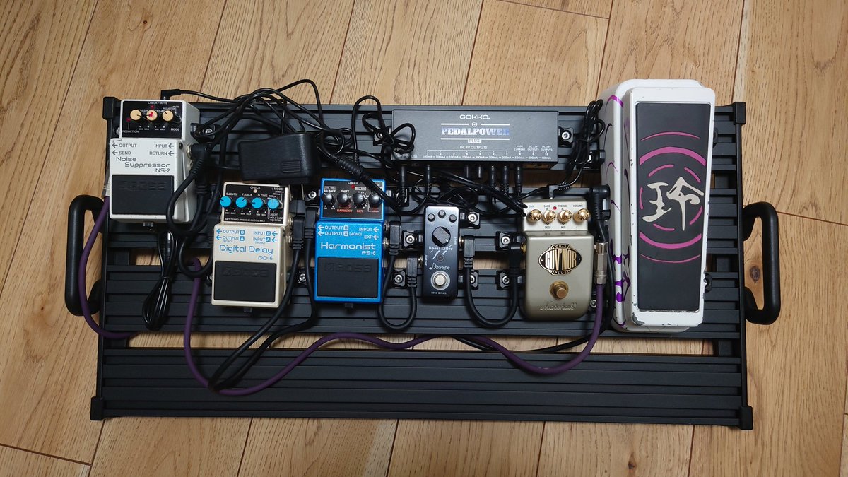 LOVEYTaK's tweet photo. 10数年使い倒したBOSSのエフェクターボードを卒業。
新たに、GUITTOのエフェクターボードを迎え入れました。
まだ配線の処理が雑ですが、とりあえず組んでみました。

ミュージシャンになった気がしました笑

ココちゃん🐕も登場笑

#GUITTO
#エフェクターボード https://t.co/2TKSTFZhph