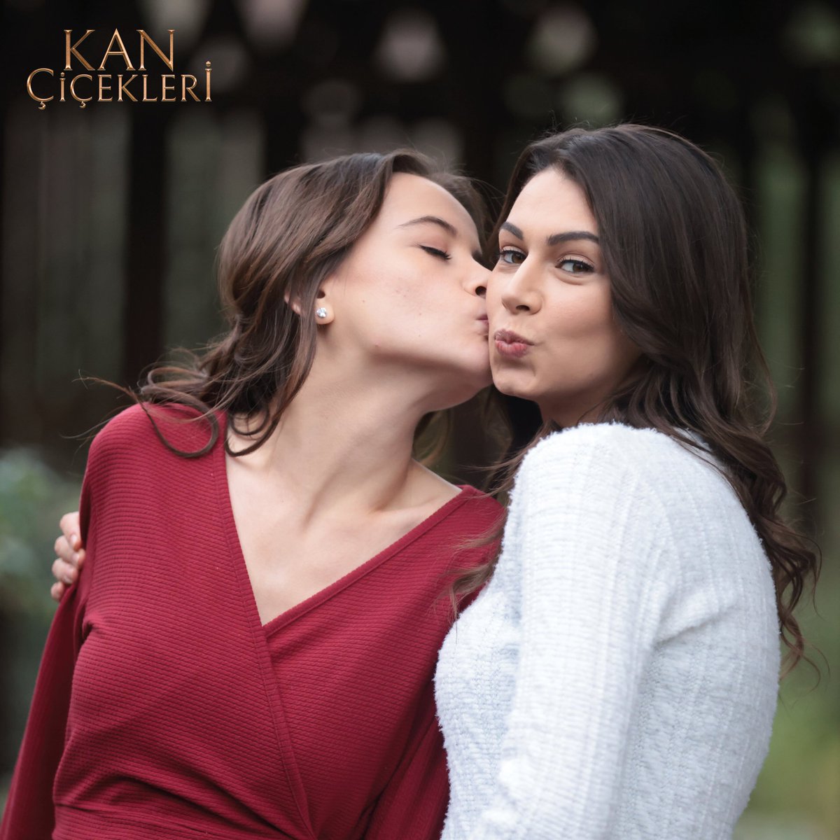 Buse hem güzel hemde yetenikli❤️❤️😍.Aynı zamanda çok tatlı bir kız.Yan röllerin oyunculuğunu daha çok beğeniyorum.Karakterlerin acılarnı,mutluluğunu ekrana güzel yansıtıyorlar.Zümrüt,Gül,Havin,Sabiha Fırat Cevahir oyunculuklarını beğeniyorum.
#KanÇiçekleri #BuseBedir