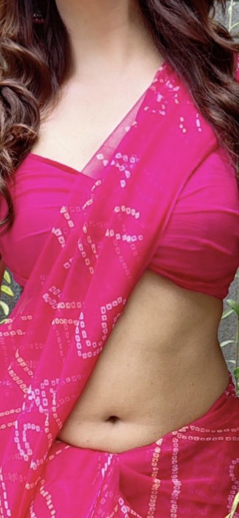 MuSigma15's tweet photo. Pure meaty #thoppul #waist #midriff #navel #saree #esshanyamaheshwari wish I was that leaf going deep into that hole https://t.co/YfQti8c2gg