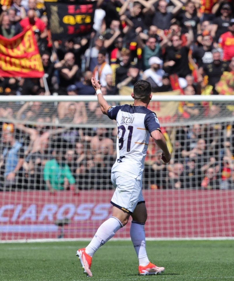 NCCALCIA's tweet photo. 🕛 FINE PARTITA‼️
#SerieA 🇮🇹
⚫🟢 #Sassuolo 0-3 #Lecce 🟡🔴
⚽ 11' #Gendrey 🟡🔴⚽ 15' #Dorgu 🟡🔴
⚽ 61' #Piccoli 🟡🔴
#SassuoloLecce #SASLEC #NasceCresceCalcia https://t.co/6A7hO8FVKT