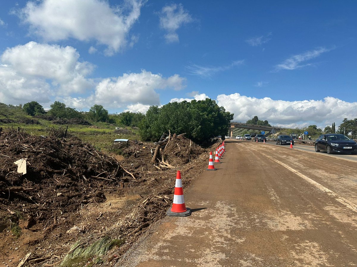 🔴 #ÚLTIMAHORA 🚘 Reabren al tráfico los dos carriles sentido #Sevilla de la 🛣 #A92 🚧 Se sigue trabajando para abrir los carriles sentido #Granada 🚨 #Precaución al circular por este tramo de la autovía afectado por la tromba de agua⛈️ Siga consejos de @E112Andalucia