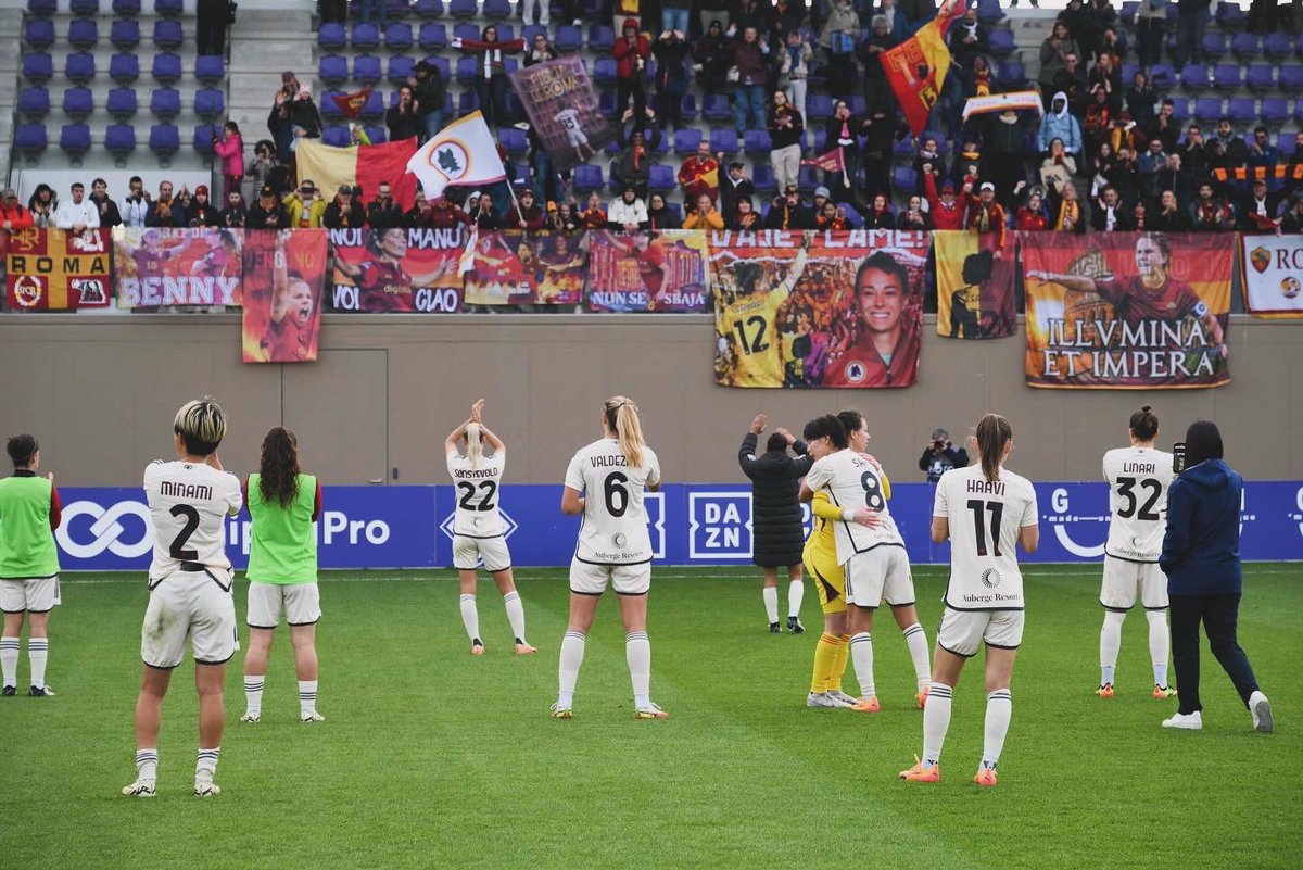 ➖4️⃣ al nostro sogno ✨ Grazie ai tifosi che si sono fatti sentire dal primo all’ultimo secondo!! Speciali 💛❤️ #forzaroma @ASRomaWomen #FiorentinaRoma 0-0