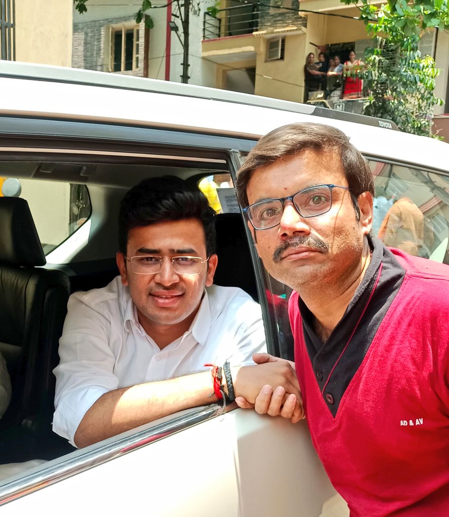 Abhishekkrbjp's tweet photo. Got the blessing of young ,dynamic and hindutav icon @Tejasvi_Surya jee
जय श्रीराम ❤️🙏
SAFFRON tsunami in namma Bengaluru 
#2024Suryajeeoncemore https://t.co/Ql2gxLJbyr