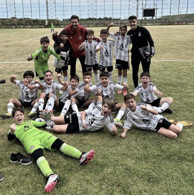 Rams Başakşehir:0 Beşiktaş Artaş:1 (U-11)💪🏻 Beşiktaş Artaş U-11 Akademi Takımımız, U11 Ligi 59. Grup 1. Hafta maçında Rams Başakşehir’i deplasmanda 1-0 mağlup etti. Başakşehir Tesisleri’nde oynanan karşılaşmanın ilk yarısını 1-0 önde geçen ekibimiz, sahadan 1-0’lık galibiyetle