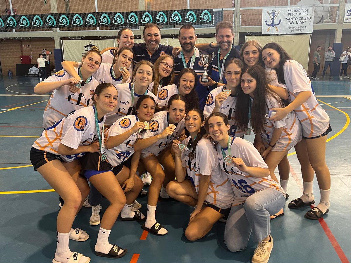 🥉SOMOS BRONCE🥉

Nuestras cadetes se proclaman terceras en el #CADEBACF2024 tras un apretado partido por el 3º y 4º puesto.

Esto nos da billete para el Campeonato de España de clubes 🇪🇸🔜

Enhorabuena a las chicas y cuerpo técnico gran temporada, que aún no ha terminado💪🏽💙🤍