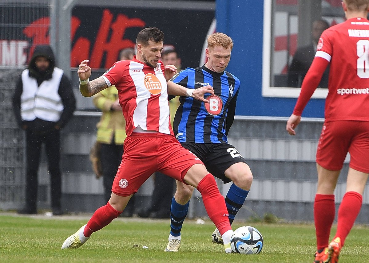 ⏸️ Offener Schlagabtausch in Mannheim. Zur Pause führen die Gäste aus Essen mit 1:0. #3Liga #zeigtsuns #fu3ball #SVWRWE | 📸 imago