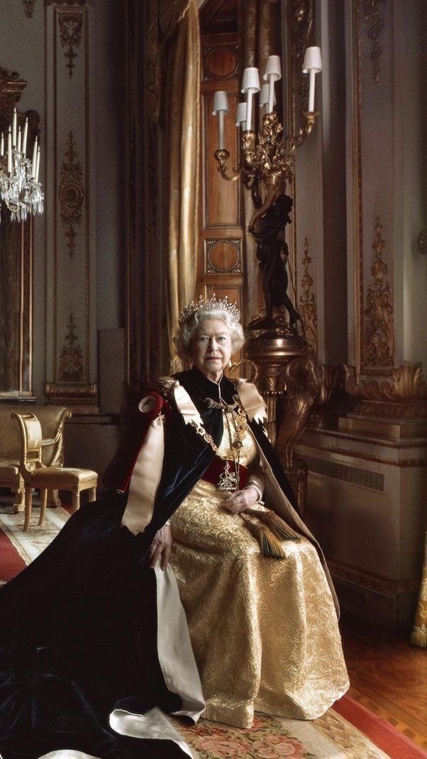 Em um dia como hoje, nascia A Princesa Elizabeth, há 98 anos atrás.

Elizabeth nasceu na residência de seus avós maternos em Londres, na região de Mayfair. 

De herdeira presuntiva para aparente, se tornou soberana com apenas 25 anos.  

The Crown é uma carta aberta à Rainha.