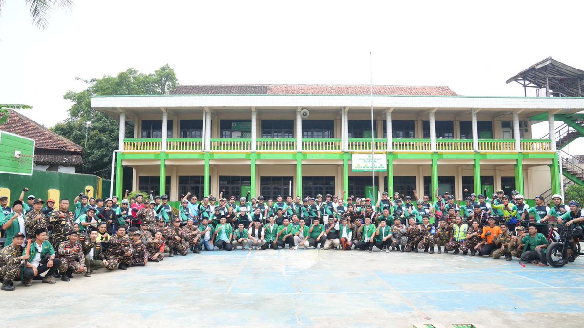 Rombongan ANSOR 90WES di titik finish. Di Cibarusah kami disambut hangat KH KH Jamaluddin Nawawi, Pengasuh Pondok Pesantren Cibogo dan warga sekitar. Disusul penyerahan Prasasti Cibarusah lalu dilanjutkan ziarah Makam KH Raden Ma’mun Nawawi. Perjalanan 90 KM dengan mengayuh…