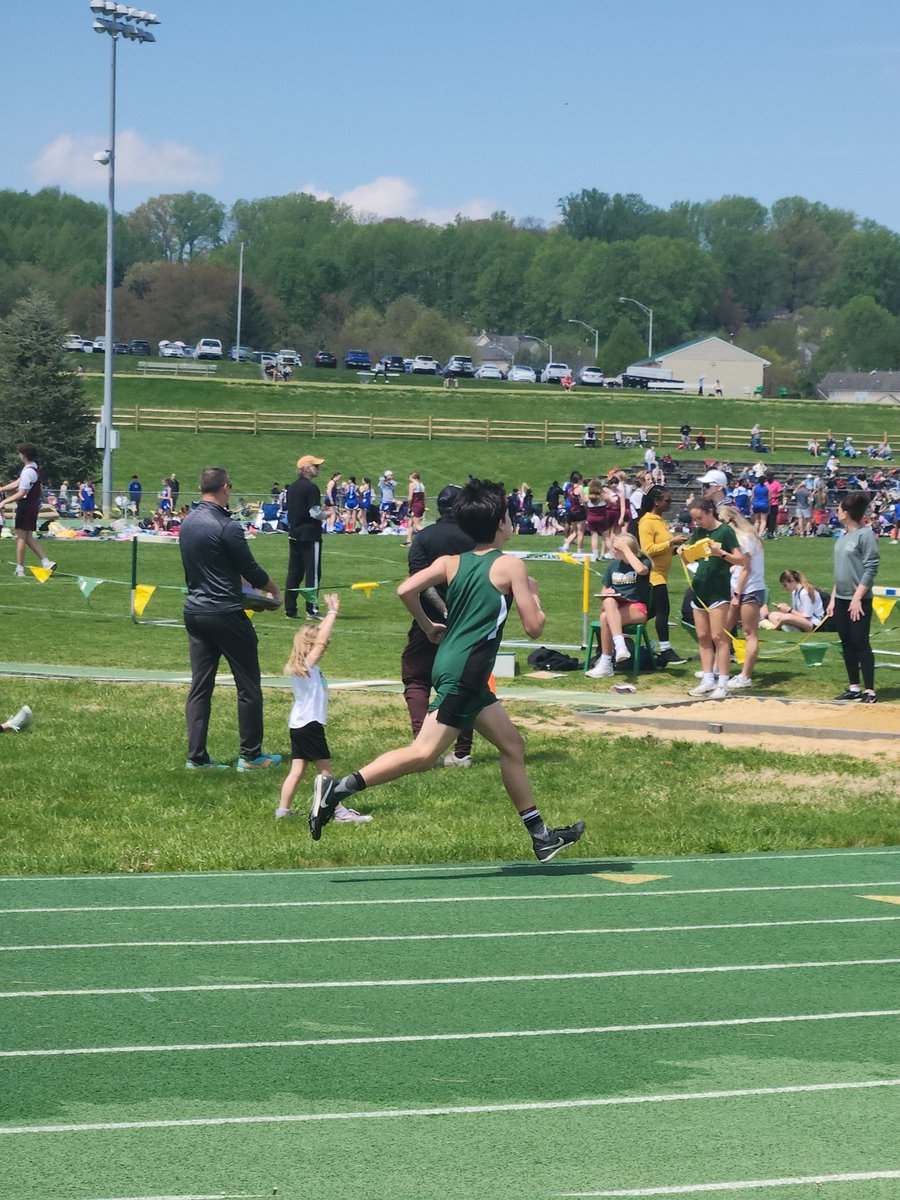 TristansMama10's tweet image. 800m, 100m and long jump yesterday #CYM #SMA #springtrack