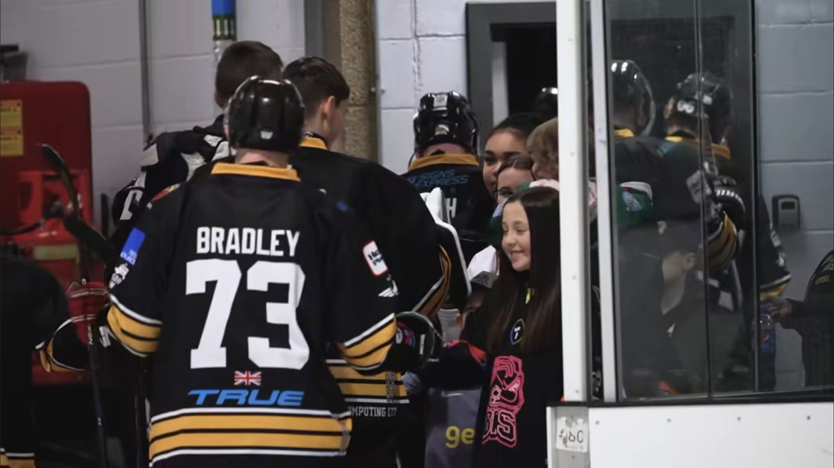 👊🏻 𝗔𝗙𝗧𝗘𝗥 𝗚𝗔𝗠𝗘 𝗙𝗜𝗦𝗧 𝗕𝗨𝗠𝗣𝗦 👊🏻 Details on how and where to get fist bumps from the players after tonight’s game beesicehockey.com/fist-bumps-aft…