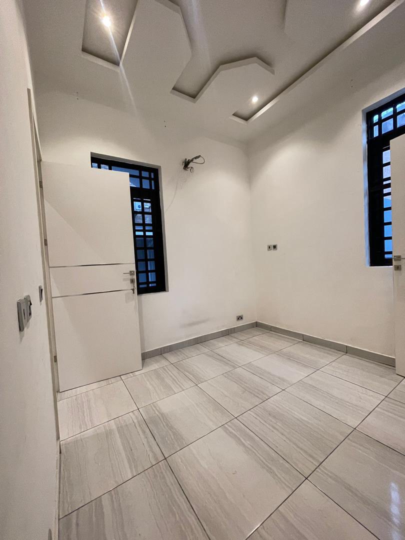 Macjude's tweet photo. Just out!✨✨
To let💥
A superb, exquisite lekki standard newly built Mini flat downstairs. 
Facilities includes…

2toilet and 2bath,
Smoke extractor,
Air condition,
Gas cooker,
Screeded walls,
Very beautiful doors,
POP,
All-round tiles,
Water heater, 
Prepaid meter
And car park https://t.co/FoTTOYxBi8