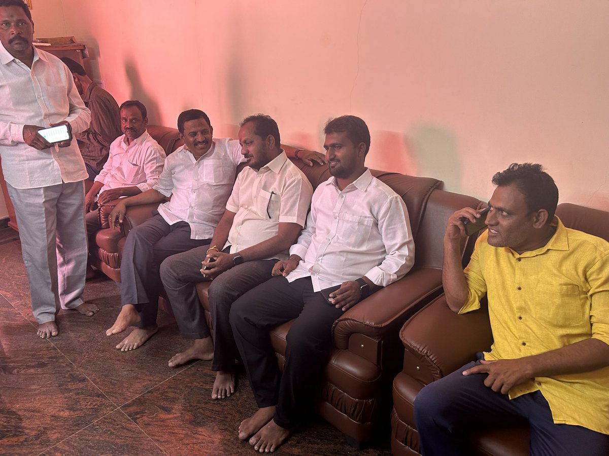 MkreddyTdp's tweet photo. ఇవాల PTM మండలంలో పలు గ్రామాలలో పర్యటన సందర్భంగా✌️✌️✌️ https://t.co/IdnA5Of7Ri