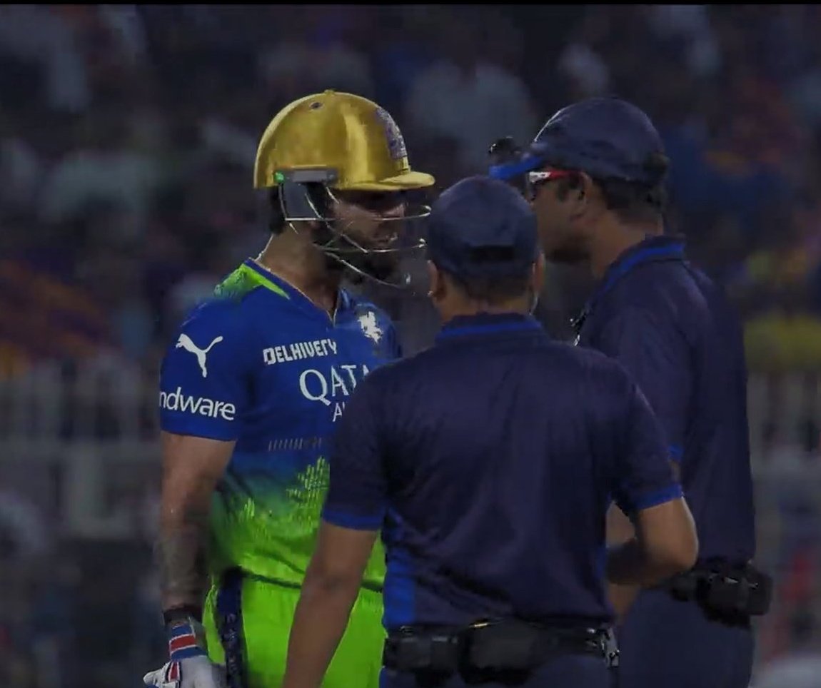 LoyalSachinFan's tweet photo. Virat Kohli definitely said Ben stokes to the umpire. Umpire dar gaya 😂 https://t.co/EICohrc8KA