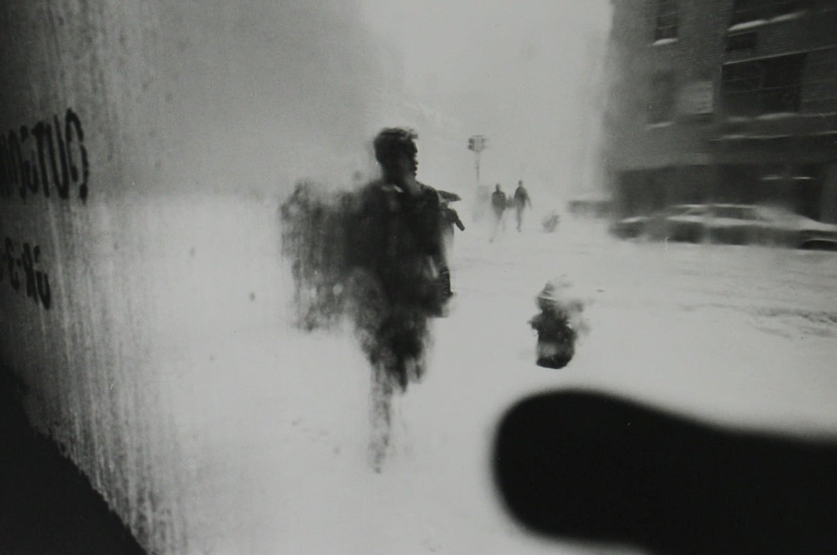 literlandweb1's tweet photo. "Aférrate a aquellos que te notaron cuando eras invisible".
Charles Bukowski
📷Saul Leiter https://t.co/LMMOMUkMg4