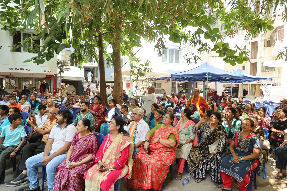 Visited Shanthi Park Apartment in Jayanagar along with MLA Shri @CKRBJP & other leaders of BJP & sought support from the residents. They expressed gratitude to PM Shri @narendramodi Ji & acknowledged our interventions in getting Metro's Yellow Line operational soon. Glimpses!