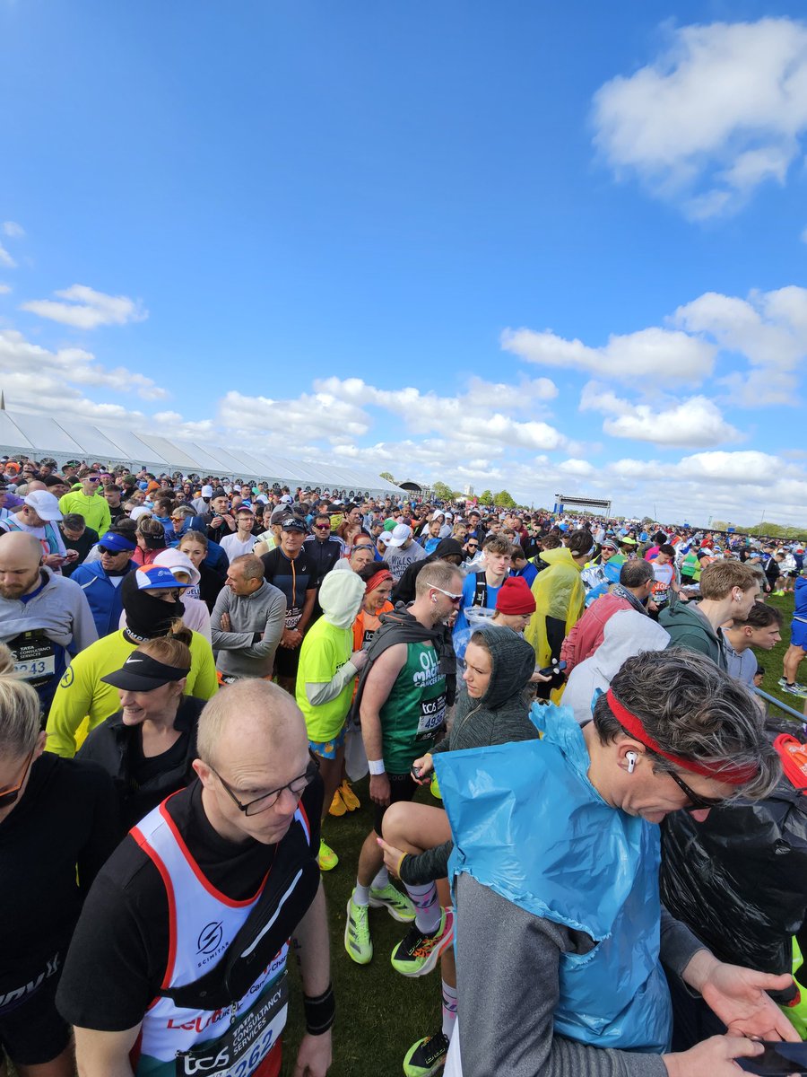 penash68's tweet photo. Congratulations to everyone who who took part in today's London Marathon. It was an absolute pleasure to send you all off from Blus start wave 5, 10 &amp; 15. https://t.co/7m7dyddCF4