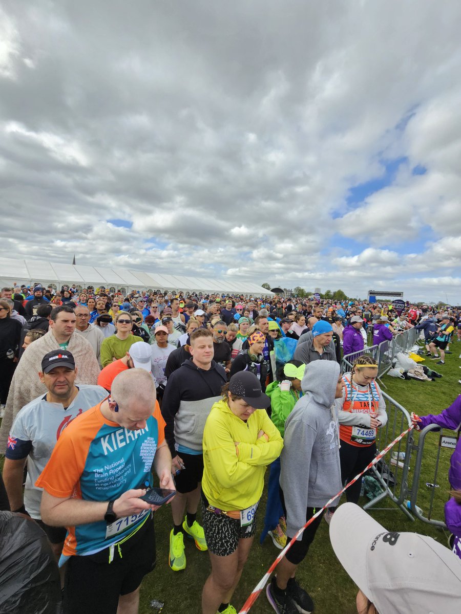 penash68's tweet photo. Congratulations to everyone who who took part in today's London Marathon. It was an absolute pleasure to send you all off from Blus start wave 5, 10 &amp; 15. https://t.co/7m7dyddCF4