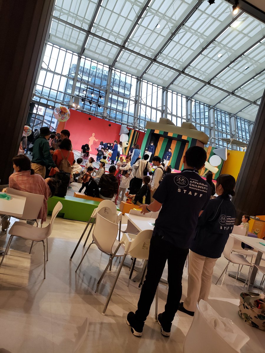 harutohinoboru's tweet photo. 約1年前と変わらない僕のレジェンドが働く姿。
もう復職しているのに「戻っておいでよ！」と言ってくれるスタッフのみなさん。
挨拶は相手を笑顔にするんだと改めて実感した10周年限定ショー。
昨日2024年4月20日に福岡アンパンマンこどもミュージアムに行って僕もがんばらなくちゃ！と思えた！ https://t.co/TM8ML7BTbP