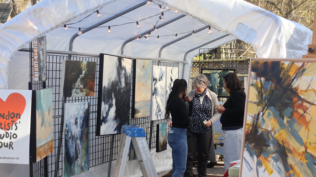 GlenPearson's tweet photo. Jane had 240 visitors to her studio yesterday, and 100 the evening before.  Today from 12-5 is the last day of the London Artists Studio Tour.  Come and see her marvellous work.  She donates all proceeds to charities.
#LdnOnt https://t.co/ZQkKOobbcV