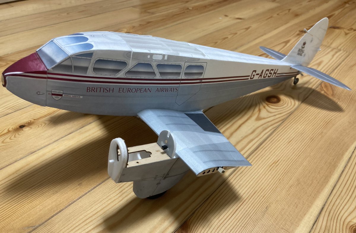 #microaces #DH89
紙粘土で尾灯のダミーを作りキット指示の通り組み立て完了
次は機首の作り込み
バキュームフォームにタイベックの外皮を接着して加工、風防はハッチになっていて、こちらもタイベックのフレームにタイベックの外皮を貼る仕様
1／24の双発機はかなりのボリューム