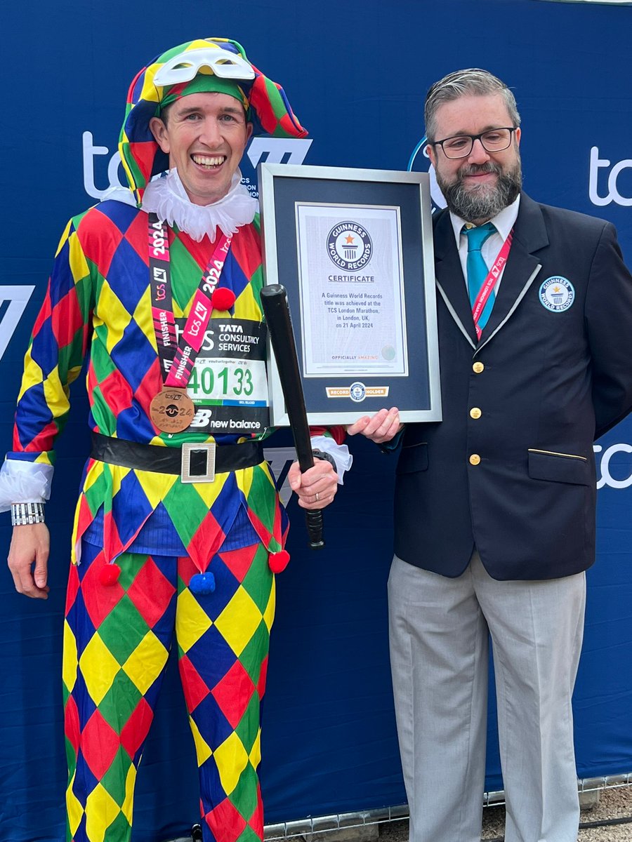 Colourful costume alert! 🥳 
James Whistler completed the fastest marathon dressed as a harlequin (male) 
#LondonMarathon