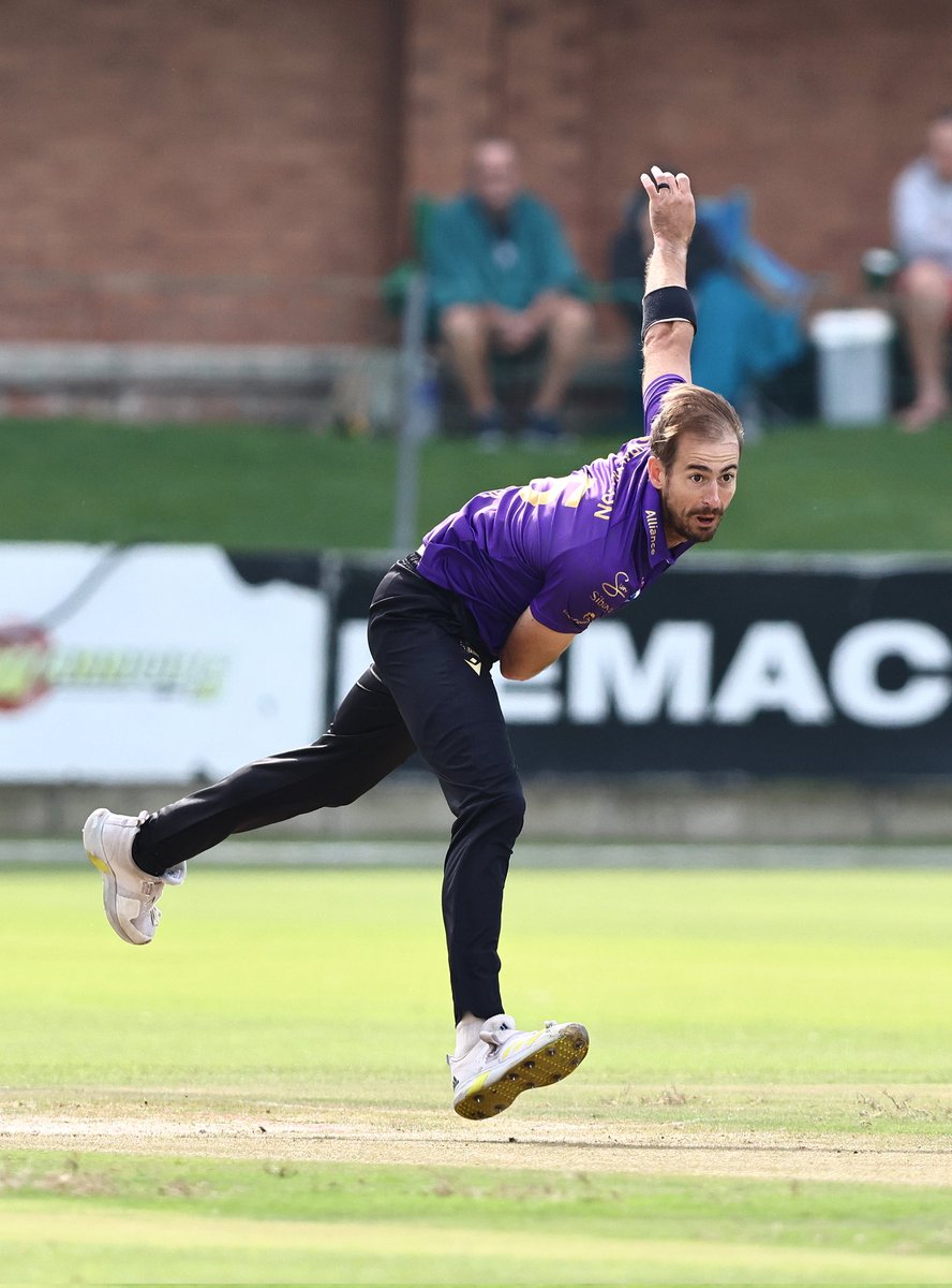 An exciting encounter is on the go at St George's Park as Hollywoodbets Dolphins bag 3 wickets in the PowerPlay thanks to Eathan Bosch and Daryn Dupavillon. Warriors are 29/3 after 6 overs. Follow the action live on SuperSport YouTube: youtube.com/live/zsGedsUI6… #GoDolphins🐬